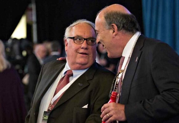 Howard Buffett to succeed father Warren as Berkshire Hathaway chair