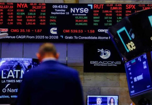 Foreign capital flows into US stocks hit record as appetite for debt fades